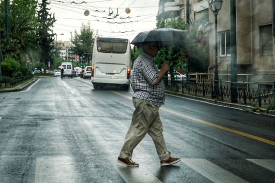 Μικρή υποχώρηση των υψηλών θερμοκρασιών και βροχές