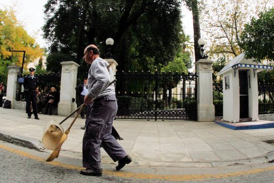 Μέτρα για να μην ξεμείνουν από προσωπικό οι δήμοι