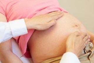 Χειρούργησαν έμβρυο μέσα στη μήτρα της μητέρας του