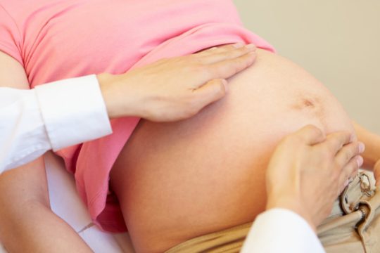 Χειρούργησαν έμβρυο μέσα στη μήτρα της μητέρας του