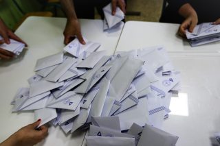Μακριά από τα κουκιά;