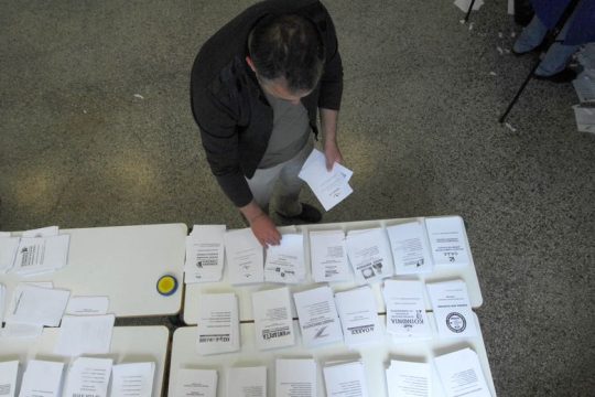 Ο φαύλος κύκλος από τις πρακτικές της εκάστοτε αντιπολίτευσης και η θέση του ψηφοφόρου μπροστά στην κάλπη