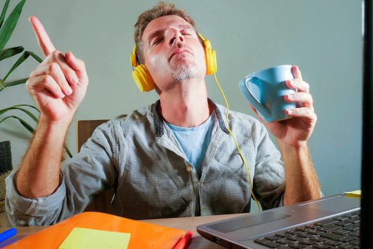 Είναι κεφάτος, γυρίζει απ’ τη… δουλειά