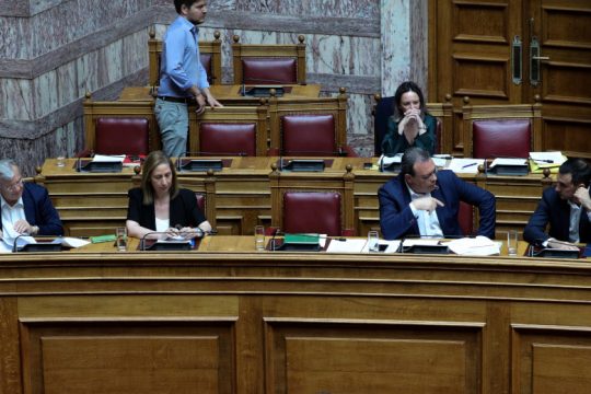 Η κυβέρνηση δεν δέχεται τις βουλευτικές τροπολογίες