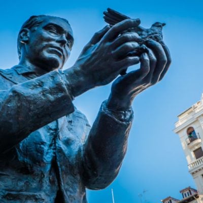 Μισό ψωμί κι ένα βιβλίο