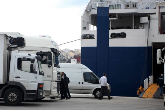 Κρυμμένοι σε κοντέϊνερ στον Πειραιά εννέα μετανάστες
