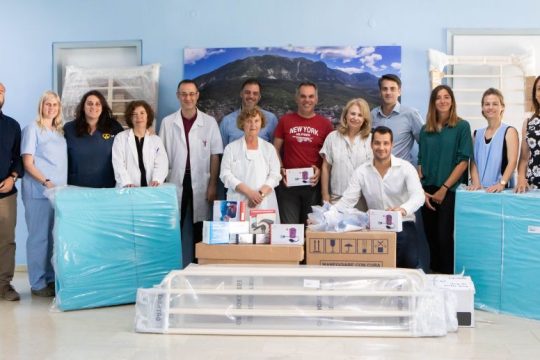 Ο Όμιλος ΕΛΛΗΝΙΚΑ ΠΕΤΡΕΛΑΙΑ εξοπλίζει τα Κέντρα Υγείας Παραμυθιάς και Φιλιππιάδας
