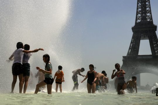 Στο «κόκκινο» ο υδράργυρος σε Δυτική και Κεντρική Ευρώπη