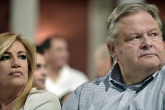 Κρίσιμη συνεδρίαση στη σκιά της ρήξης