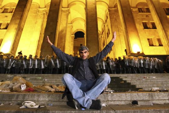 Πρώτη παραίτηση στη σκιά των βίαιων συγκρούσεων στη Γεωργία