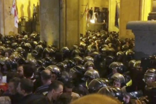 Διαδηλωτές προσπαθούν να εισβάλουν στο κοινοβούλιο της Γεωργίας