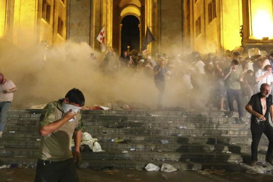 Δεκάδες τραυματίες από σφαίρες καουτσούκ στη Γεωργία