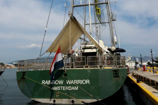 Στο λιμάνι της Ζέας το ιστορικό πλοίο της Greenpeace