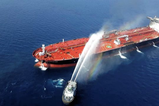 Ελληνόκτητο το ένα από τα τρία πλοία που χτυπήθηκαν στα Στενά του Ορμούζ