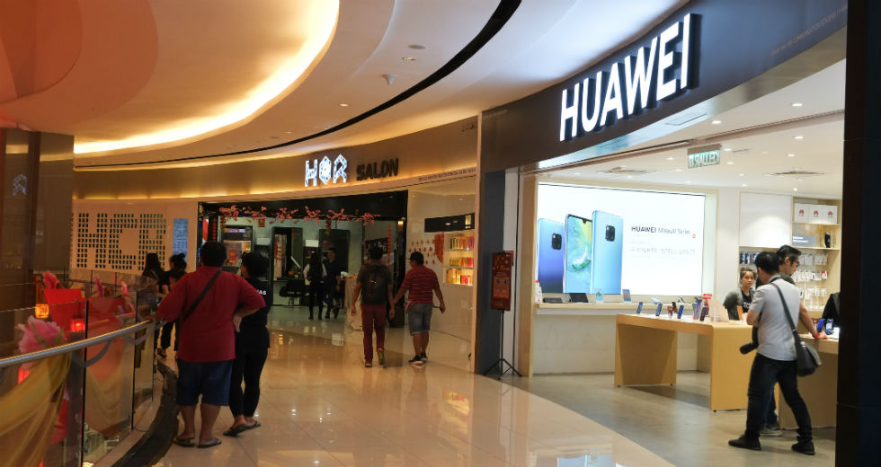 Κατρακυλούν τα έσοδα της Huawei