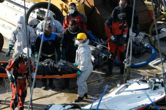 Μακάβρια ευρήματα κατά την ανέλκυση του πλοίου από τον Δούναβη