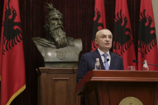 Πέρασε πρόταση κατά της ακύρωσης των δημοτικών εκλογών στην Αλβανία