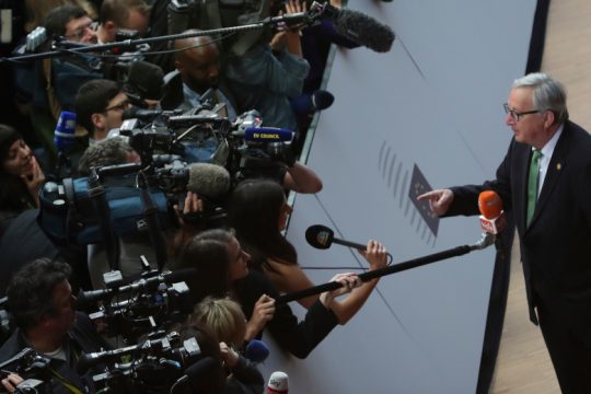 Ο Γιούνκερ κάνει… νερά στον Μάνφρεντ Βέμπερ