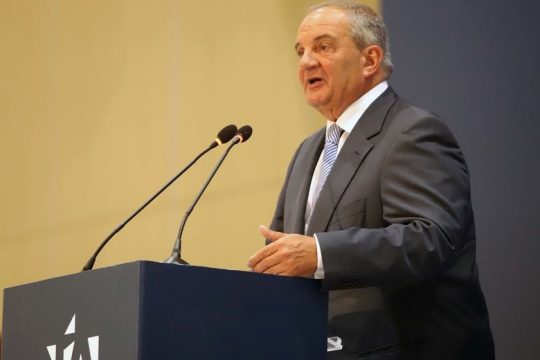 Εσπασε τη σιωπή και την υστερική εθνοκαπηλία
