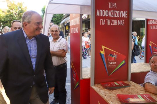 Ο Καραμανλής στο περίπτερο του ΣΥΡΙΖΑ