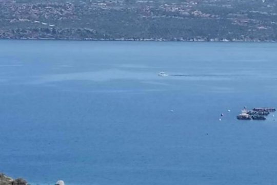 Μικρής έκτασης κηλίδα στον κόλπο της Σούδας