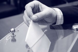 Ή δημοσιογράφος ή πολιτικός, διάλεξε…