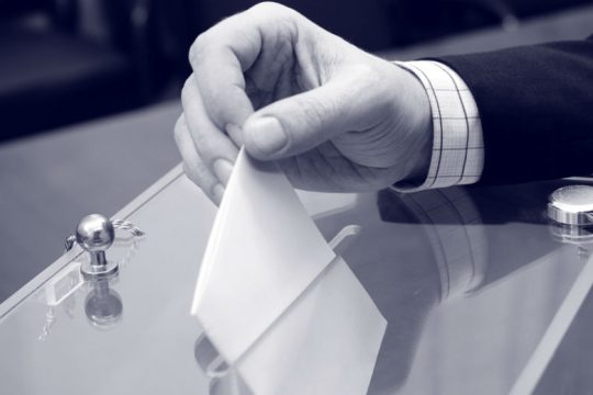 Ή δημοσιογράφος ή πολιτικός, διάλεξε…