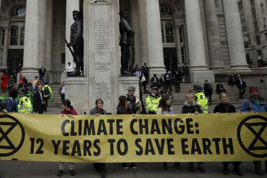 Σε διαθεσιμότητα Βρετανός υπουργός που επιτέθηκε σε ακτιβίστρια