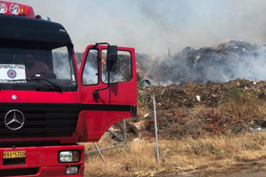Καλύτερη η εικόνα της πυρκαγιάς στο Λαύριο