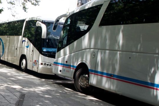 Πυρπόλησαν τουριστικό λεωφορείο στο Μεταξουργείο
