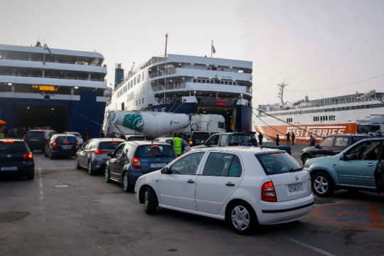 Μηχανική βλάβη σε καταμαράν με 317 επιβάτες