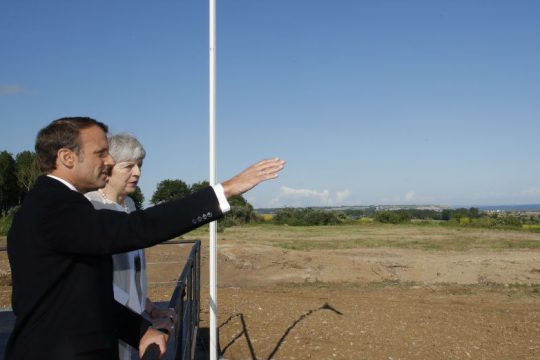 Μακρόν και Μέι στην 75η επέτειο της Απόβασης στη Νορμανδία