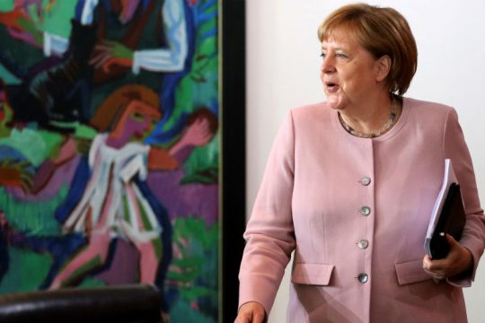 DW: Γιατί ο Μακρόν προτείνει τη Μέρκελ για την προεδρία της Κομισιόν;