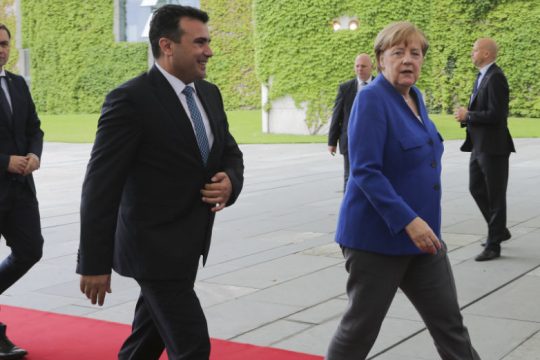 Έπαινοι Μέρκελ στον Ζάεφ