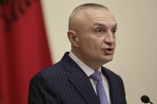 Ξεκινά στο αλβανικό κοινοβούλιο η διαδικασία για αποπομπή του Μέτα