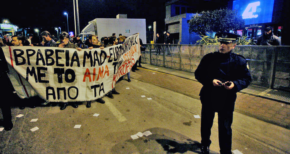 Μέσα χλιδή, φώτα και κάμερες, έξω ΜΑΤ απέναντι σε απολυμένους