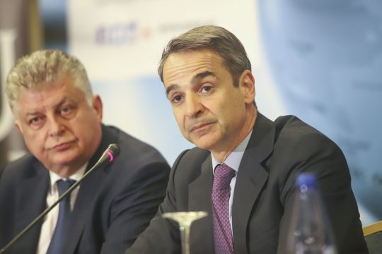 Πουλάει φύκια για μεταξωτές κορδέλες