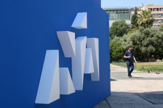 -Λες να; -Αποκλείεται -Κράτα μία πισινή!