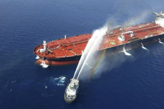 Συναγερμός μετά τις εκρήξεις στον Κόλπο του Ομάν