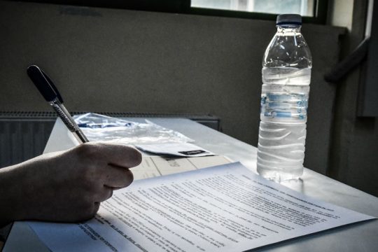 Οι δραματικές συνθήκες στα βαθμολογικά κέντρα και τα ανα-θέματα των εξετάσεων