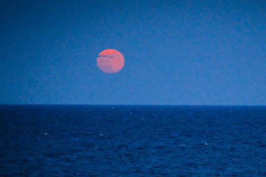 Η «Πανσέληνος της Φράουλας» από τις ακτές της Ραφήνας
