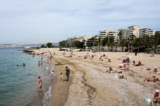 Με 6 νεκρούς στις θάλασσες το πρώτο ζεστό τριήμερο