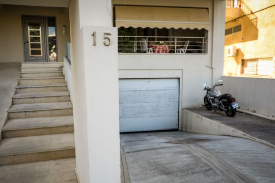 Σκότωσαν 41χρονο σε υπόγειο πάρκινγκ στη Γλυφάδα