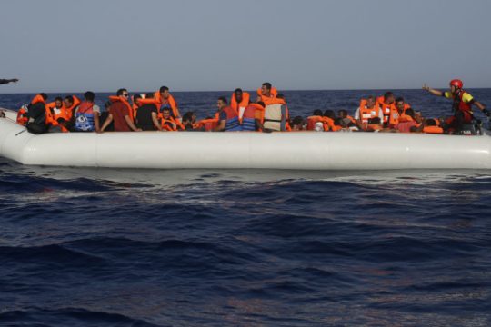 Μια γυναίκα κι ένα παιδί νεκροί σε ναυάγιο ανοιχτά της Λιβύης