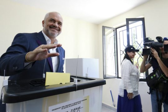 Στο ναδίρ η συμμετοχή στις αλβανικές εκλογές, όμως ο Ράμα… πανηγυρίζει