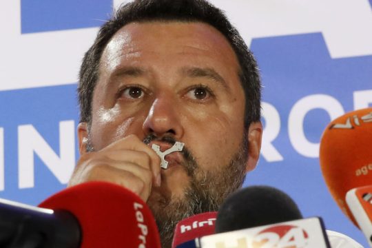Ανέντιμη συμμαχία των λαϊκιστών με τη θρησκεία