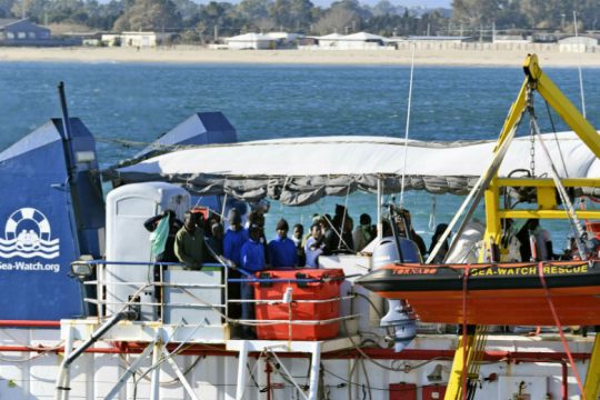 Σε ιταλικά χωρικά ύδατα το Sea Watch 3, παρά την άρνηση του Σαλβίνι