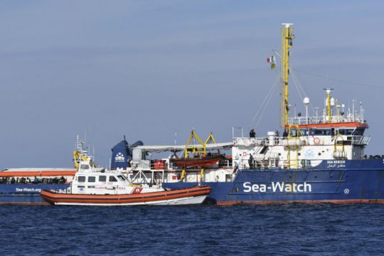 Μπροστά από το λιμάνι της Λαμπεντούζα το Sea Watch 3