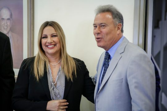 Ο Γιάννης Σγουρός «διευκολύνει» τη Φώφη Γεννηματά