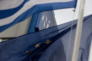 Πατώντας σε δύο βάρκες